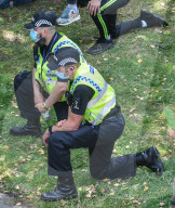 NEWS - Demonstranten knien während einer friedlichen Protestveranstaltung "Black Lives Matter" im Pitville Park , Cheltenham