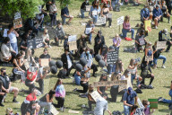 NEWS - Demonstranten knien während einer friedlichen Protestveranstaltung "Black Lives Matter" im Pitville Park , Cheltenham