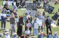 NEWS - Demonstranten knien während einer friedlichen Protestveranstaltung "Black Lives Matter" im Pitville Park , Cheltenham