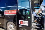 NEWS - Coronavirus: Vorstellung eines Social Distancing Bus im niederländischen Norrdwijk 