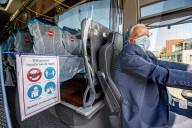 NEWS - Coronavirus: Vorstellung eines Social Distancing Bus im niederländischen Norrdwijk 