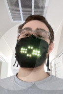 FEATURE - LED-Gesichtsmaske mit Stimmaktivierung
