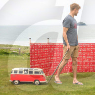 FEATURE - Kühlbox im VW-Camper-Design für den Sommer
