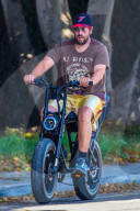 PEOPLE - Adam Sandler fährt E-Bike in Malibu