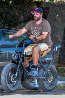 PEOPLE - Adam Sandler fährt E-Bike in Malibu