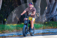 PEOPLE - Adam Sandler fährt E-Bike in Malibu