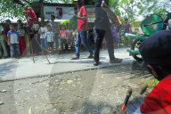 FEATURE - Noch immer beliebt in Indonesien: Strassen-Show mit maskierten Affen