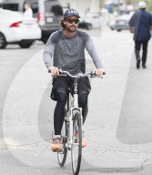 PREMIUM EXCLUSIVE Arnold Schwarzenegger Goes Biking In Santa Monica With Patrick And Christina