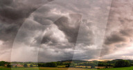 FEATURE -  Sehr bedrohlich: Dunkle Wolken türmen sich über Malvern auf