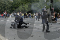 NEWS - Polizei in Paris von Demonstranten angegriffen