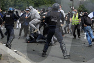 NEWS - Polizei in Paris von Demonstranten angegriffen
