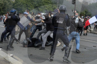 NEWS - Polizei in Paris von Demonstranten angegriffen