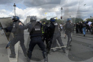 NEWS - Polizei in Paris von Demonstranten angegriffen