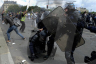 NEWS - Polizei in Paris von Demonstranten angegriffen