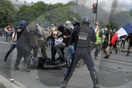 NEWS - Polizei in Paris von Demonstranten angegriffen
