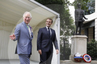 NEWS - London: Präsident Macron und Prinz Charles bei der Kranzniederlegung in London
