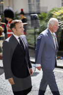 NEWS - London: Präsident Macron und Prinz Charles bei der Kranzniederlegung in London