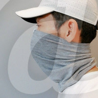 FEATURE - Clever: Halter für Maskenträger, damit sie leichter atmen können