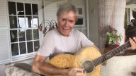PEOPLE - Sir Cliff Richard gibt eine exklusive Musik-Session aus seinem Haus auf Barbados