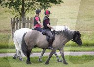 PEOPLE -  Prinz Edward und Tochter Lady Louise reiten früh morgens in Windsor aus
