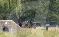PEOPLE -  Prinz Edward und Tochter Lady Louise reiten früh morgens in Windsor aus

