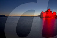 NEWS - Schloss Chillon in der Â«Night of LightÂ» rot beleuchtet