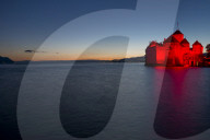 NEWS - Schloss Chillon in der Â«Night of LightÂ» rot beleuchtet