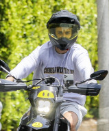 PREMIUM EXCLUSIVE Justin Bieber Cruises Through Town Before Picking Up Snacks At 7-Eleven