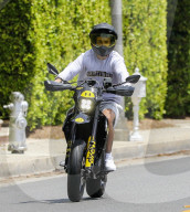 PREMIUM EXCLUSIVE Justin Bieber Cruises Through Town Before Picking Up Snacks At 7-Eleven