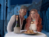 FEATURE -  Frust über geschlossene Kinos: Kreative Kinofans stellen mit allererlei Utensilien berühmte Filmszenen nach