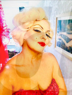 FEATURE -  Frust über geschlossene Kinos: Kreative Kinofans stellen mit allererlei Utensilien berühmte Filmszenen nach