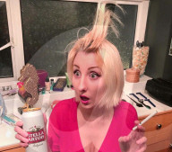 FEATURE -  Frust über geschlossene Kinos: Kreative Kinofans stellen mit allererlei Utensilien berühmte Filmszenen nach