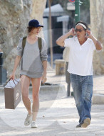 PEOPLE - Charlotte Gainsbourg und Yvan Attal mit ihrer Tochter in Saint Tropez
 unterwegs