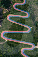 FEATURE - Die Regenbogenstrasse im Yuquanshan-Waldpark in Taiyuan aus der Vogelperspektive