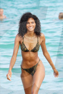 PEOPLE - Model Cindy Bruna geniesst das Strandleben in St-Tropez