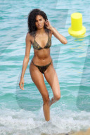 PEOPLE - Model Cindy Bruna geniesst das Strandleben in St-Tropez