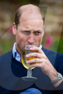ROYALS - Prinz William trinkt einen Cider im Pub in Norfolk