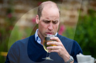 ROYALS - Prinz William trinkt einen Cider im Pub in Norfolk