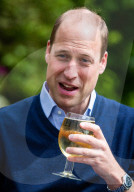 ROYALS - Prinz William trinkt einen Cider im Pub in Norfolk
