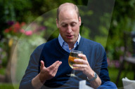 ROYALS - Prinz William trinkt einen Cider im Pub in Norfolk