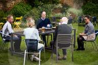 ROYALS - Prinz William trinkt einen Cider im Pub in Norfolk