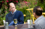 ROYALS - Prinz William trinkt einen Cider im Pub in Norfolk