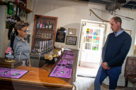 ROYALS - Prinz William trinkt einen Cider im Pub in Norfolk