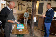 ROYALS - Prinz William trinkt einen Cider im Pub in Norfolk