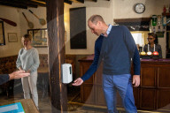 ROYALS - Prinz William trinkt einen Cider im Pub in Norfolk