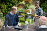 ROYALS - Prinz William trinkt einen Cider im Pub in Norfolk