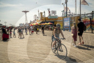 NEWS - Coronavirus: Strandleben auf Coney Island, New York