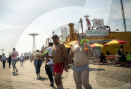 NEWS - Coronavirus: Strandleben auf Coney Island, New York