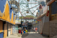 NEWS - Coronavirus: Strandleben auf Coney Island, New York