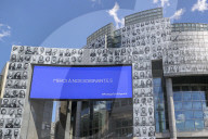 NEWS - Coronavirus: Kunstinstallation an der Bastille Oper in Paris dankt den Gesundheitsmitarbeitenden